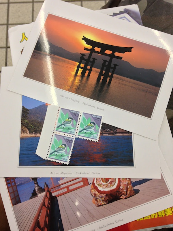 從日本寄出明信片到國外的郵資是70日圓，各位讀者有經過郵局時，別忘了把握機會多買一些郵票放在身上唷。