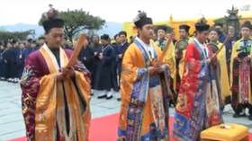 手持笏板的中國全真派道士(圖片來源)