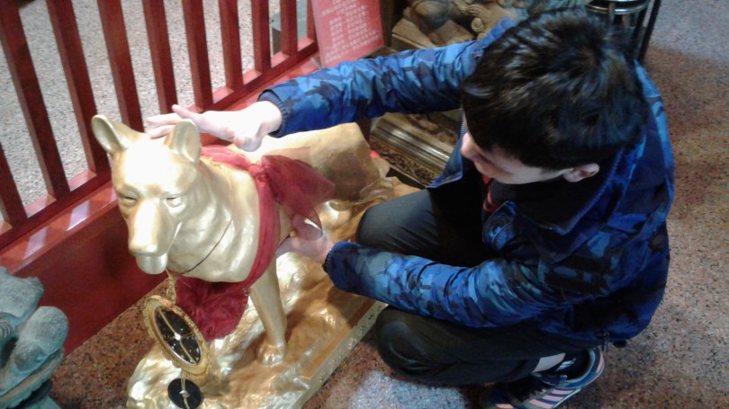 民眾撫摸神像求取好彩頭。Mr.Namasre攝