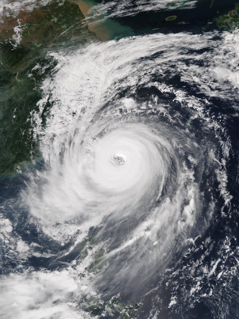 "Dujuan 2015-09-28 0450Z" 由 VIIRS imagery captured by the Suomi NPP satellite and provided by the NOAA Environmental Visualization Laboratory - NOAA View Data Imagery Portal。 使用來自 维基共享资源 - https://commons.wikimedia.org/wiki/File:Dujuan_2015-09-28_0450Z.jpg#/media/File:Dujuan_2015-09-28_0450Z.jpg 的 公共領域 條款授權
