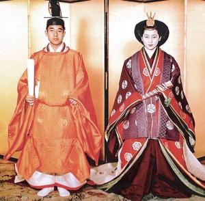 在婚禮中持笏的明仁天皇(左)(圖片來源)