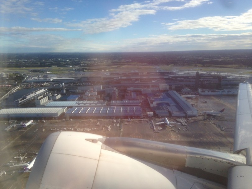 一個跑道依照使用的方向不同，其實有兩個不同的編號。塔台會依照當時的風向決定要使用的方向。