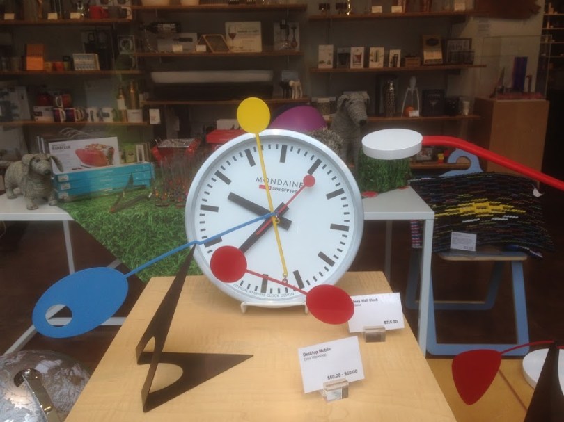 瑞士鐵路的時鐘設計相當經典，受到許多人喜愛，不過坊間買得到的正版的時鐘一個所費不貲