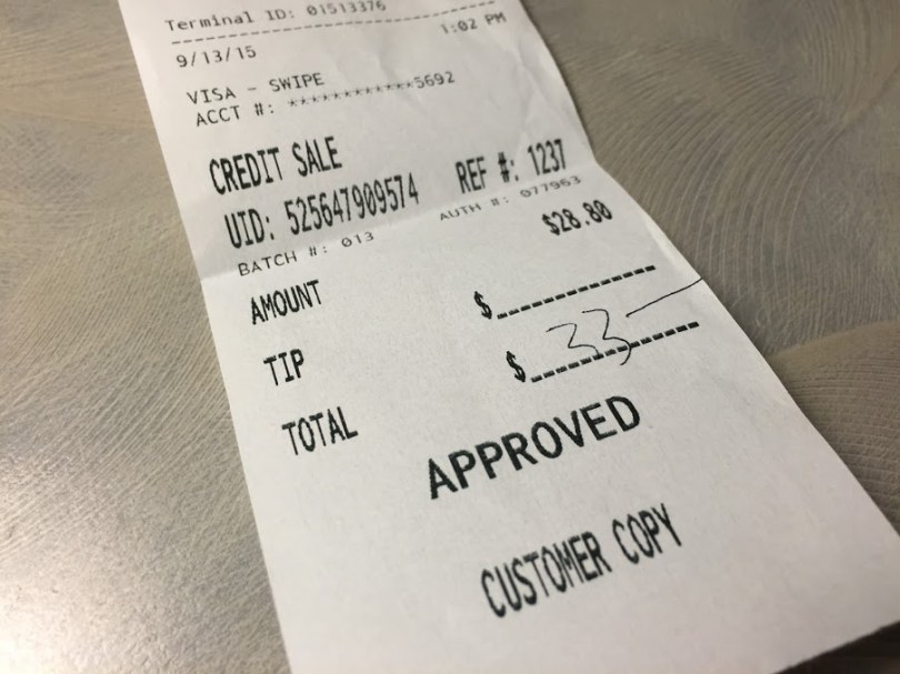 在美國許多餐廳可以請侍者將帳單拆開，把數字平分，再由每一個拿到帳單的自己決定要付多少小費。