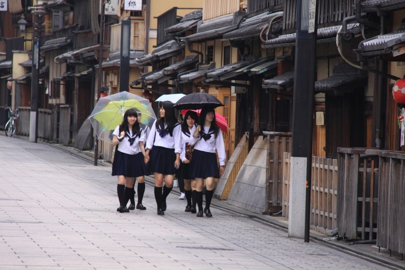 將海軍的水手服作為女學生的制服的設計最早發源於日本