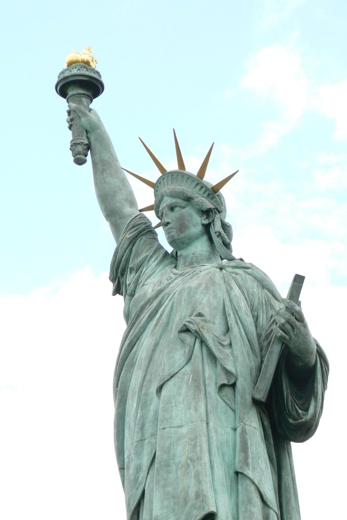 巴黎塞納河上的自由女神像設立於1889年，比她的「大姊」年輕三歲。