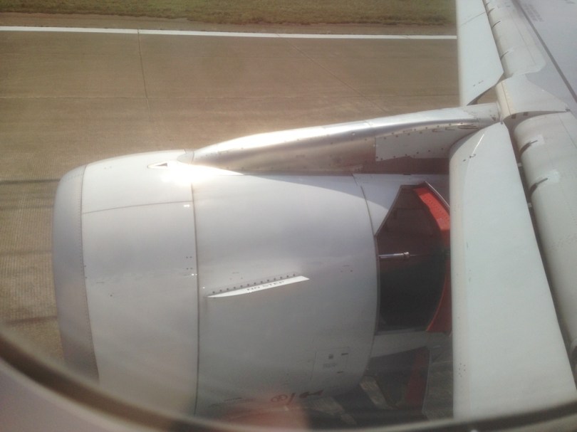 其實不只是起飛，飛機降落也是要循著逆風的方向。除了逆風之外，飛機還需要藉著倒轉引擎的噴氣方向以及破壞機翼外型的方式來減速，最後才使用機輪的煞車來達到完全停止。