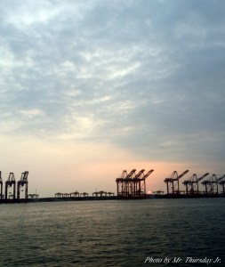 貨櫃中紅毛港的夕陽就像高雄人一樣，堅毅勤奮又帶一點浪漫。