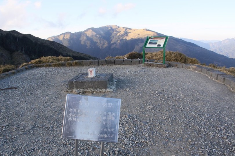 石門山高度超過3000公尺，且設有一等三角點，故被選為百岳之一，但其實非常好爬，從公路出發約10分鐘即可攻頂，「百岳」輕鬆入手。