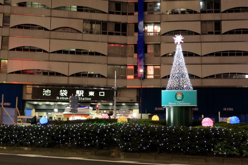 日本JR的車站通常在鐵路的兩側都會有站房，並直接以地理方位命名，例如南口、北口、東口、西口，以台鐵以「前站」、「後站」大為不同。