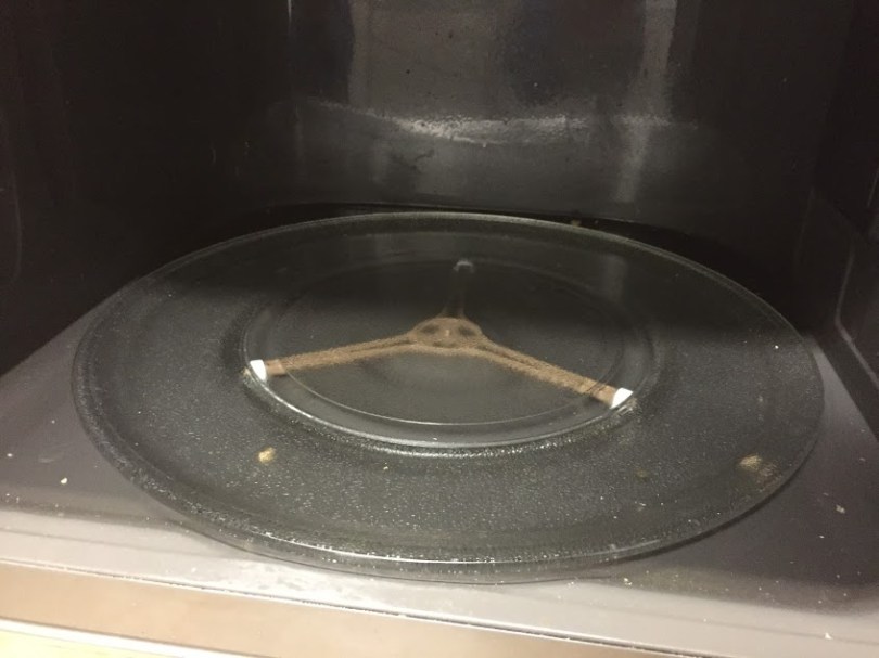 各位讀者知道為什麼微波爐裡面有一個轉盤嗎？