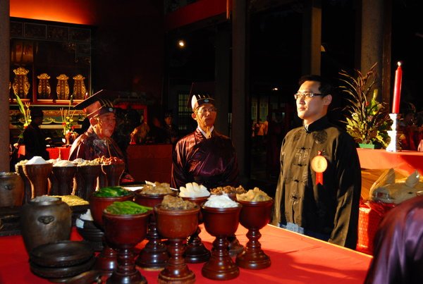 現任奉祀官孔垂長（右邊著黑色馬褂者）參與孔廟典禮（圖片來源）